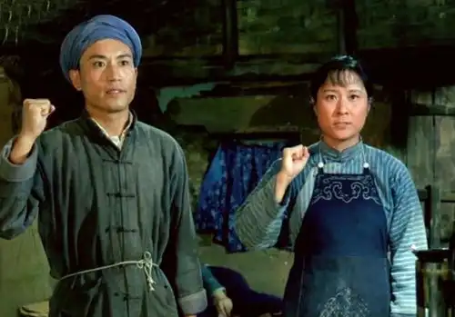 演员薄贯君凭闪闪的红星走红,当红时隐退,妻子也是好演员
