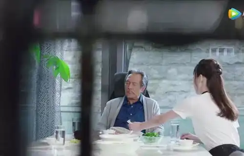 倾城时光全剧最大的败笔,是她整容脸左撇子