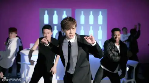 组图开撩杨洋孙红雷黄渤罗志祥王祖蓝央视同台尬舞
