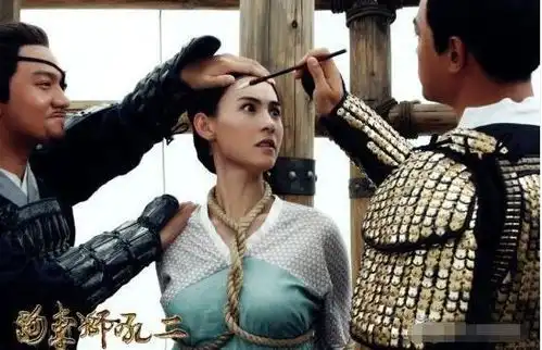 考验观众智商的穿帮,躺尸群演玩手机都不算啥,看看张柏芝露了啥
