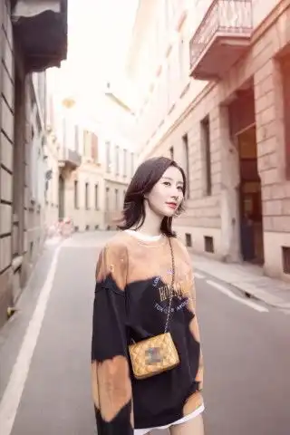 同穿绿色羽绒服,李沁可爱似学生舒畅高冷像御姐,差了好几个3岁