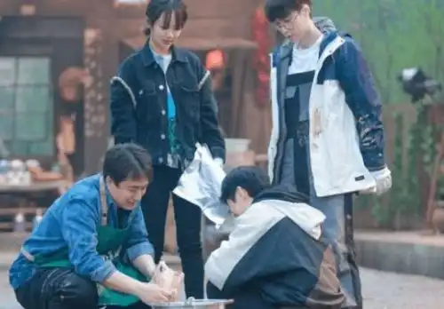 没打光没滤镜,张艺兴向往拉风撩发凹造型,霸总气质太优越
