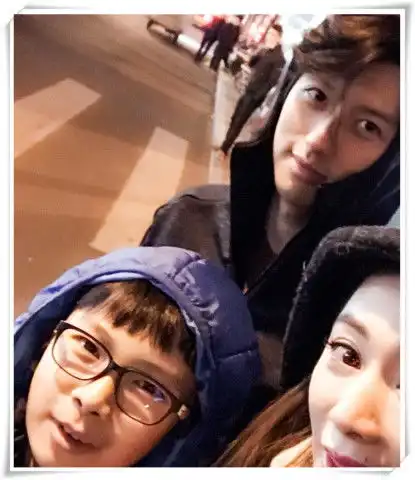 创2史子逸被疑整容亲妈近照被曝光后,网友请妈妈立马出道