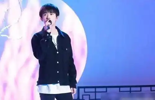 易烊千玺太空人造型登快本带给了观众很大的惊喜