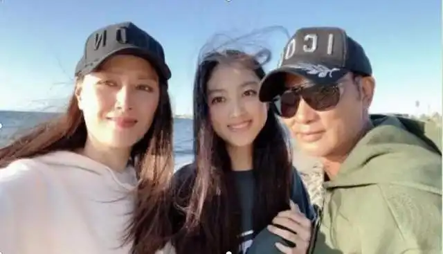 明星女儿大比拼汪峰大女儿颜值高,甄子丹女儿身高惊人
