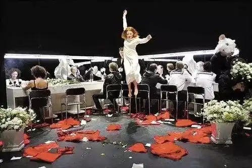 以戏剧为第二宗教,来看立陶宛第一家现代舞团的剧场魔法
