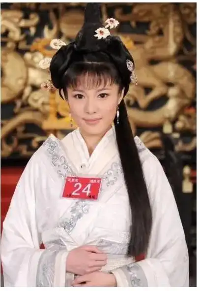 她出道便靠姑父走红,姑父另结新欢后,她沦为了18线演员