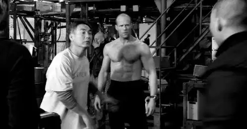 致敬成龙,却只学了皮毛
