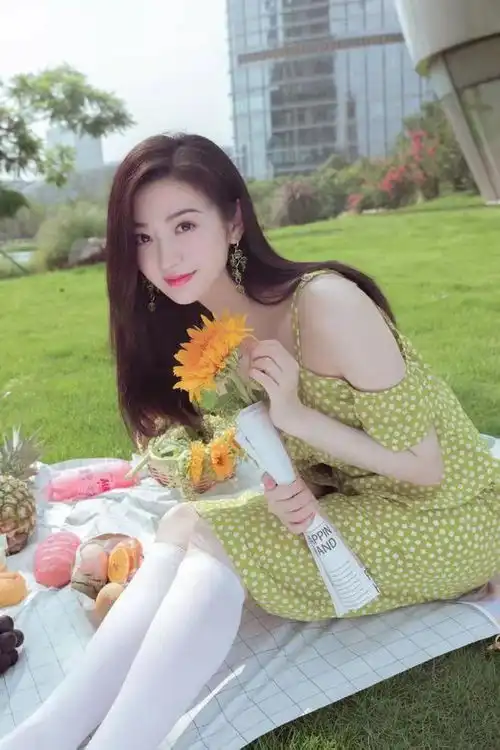 景甜翻红后越来越敢穿了,波点小绿裙清新又洋气,配毛毛拖看不懂