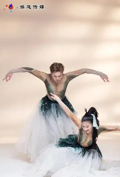 舞者夏冰她自山河林间来,云旋月涌百花开