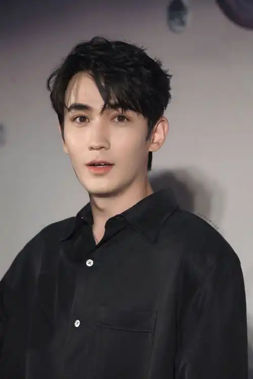 看了这组高清怼脸图才知道朱一龙的五官和皮肤原来...
