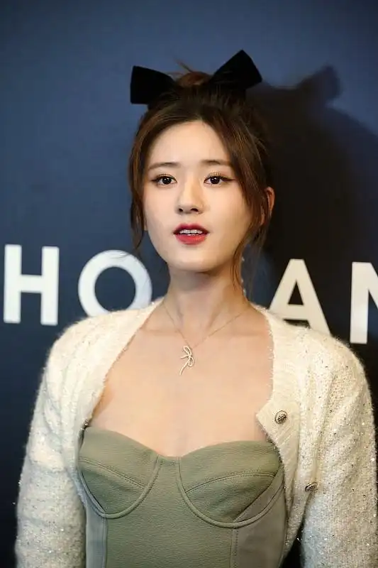 赵露思无美颜照片更漂亮,身穿抹胸连衣裙,展露锁骨好迷人
