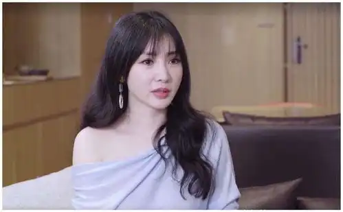 柳岩最惨时没车没房没男友,为了让爸妈放心,借钱给他们发红包