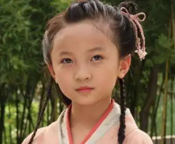 童星林妙可新剧照曝光一袭西装显老气成熟,你还认得出吗
