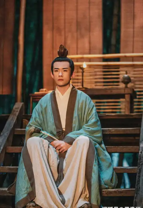 街舞2队员朝易烊千玺做叉手礼,千玺的回应很利落,剧粉实锤