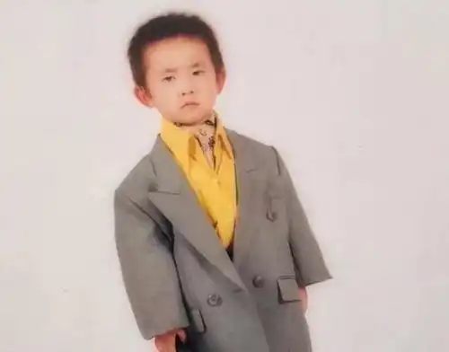 易烊千玺扎麻花辫,放大镜头发际线粉太真实,粉丝这次无法辩解