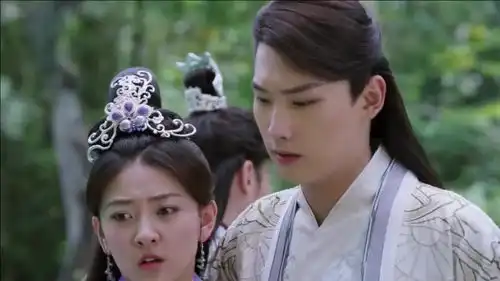 双世宠妃2墨连城直接过来亲曲小檀,从墨奕怀身边抢走她