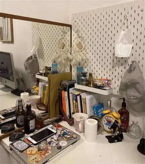 25岁香港夫妻住9㎡劏房,蜗居生活逼仄却甜蜜,网友祝福他们
