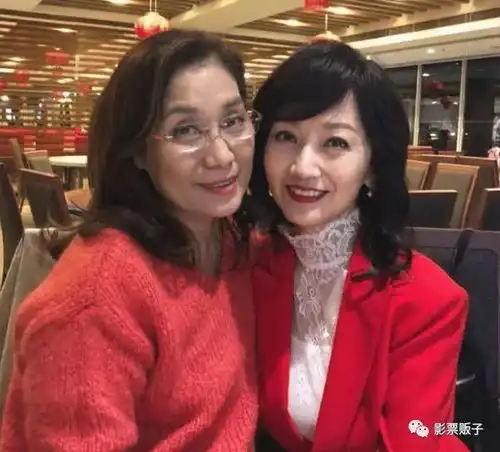 赵雅芝和妹妹合影像母女,为什么妹妹这么老
