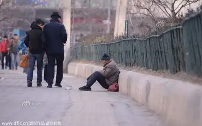 井下蜗居老人回京住地下室收废品为生
