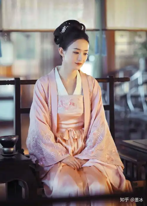艺人新媒体综艺排行赵丽颖第2,谭松韵意外,杨洋超过蔡徐坤
