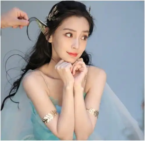 30岁baby素颜生图曝光,一双筷子腿又细又长,曾因一幅画被误传婚变