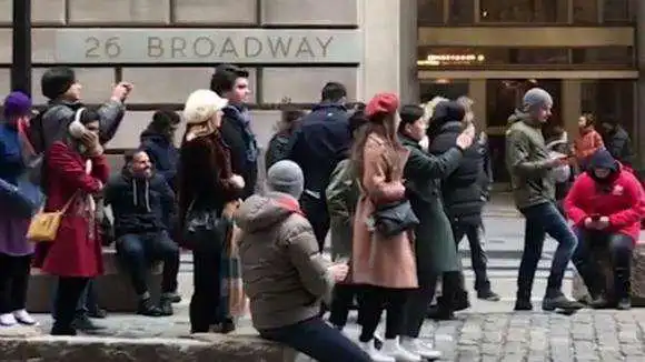 美国迎来至暗时刻,日增确诊破百万,新冠疫情肆虐,拜登一错再错
