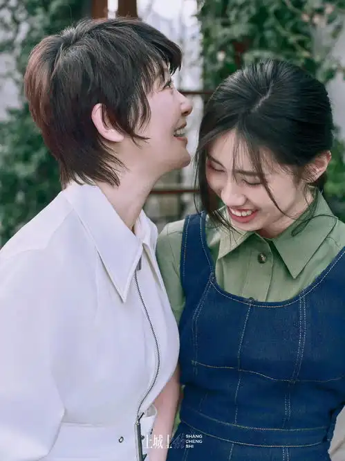 徐帆与养女徐朵同框拍杂志母女俩温馨互动好治愈
