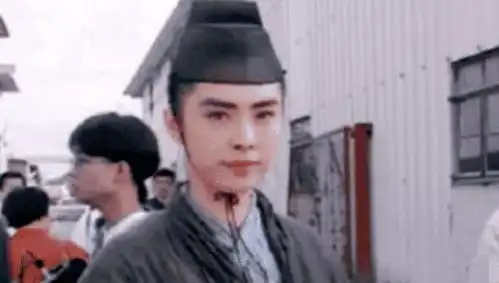 王祖贤早年前剧照流出,谁注意过她旁边的跟拍小记者如今却成一线明星