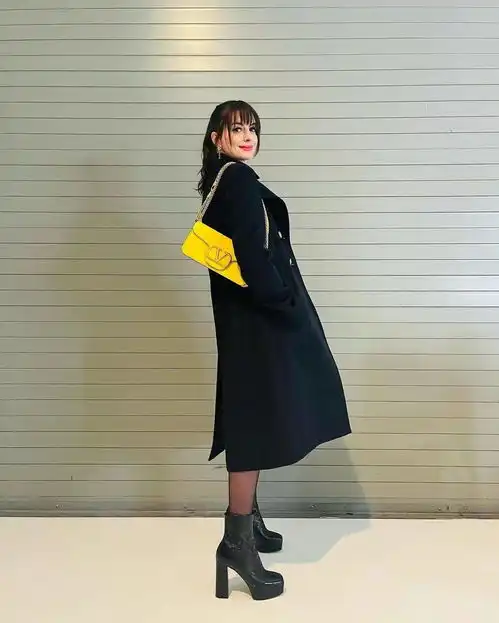 39岁安妮海瑟薇黑丝配大衣,身材依旧傲人,网友梦回普拉达女王