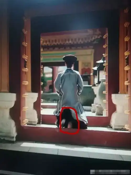 纯妃无人搀扶,袁望春戴耳机,延禧攻略的穿帮像部惊悚片
