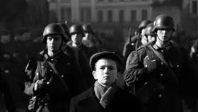 一部93年的辛德勒的名单,每次看着一段都会流泪说出来不丢人,还有最后给辛德勒死了,被救的犹太人每年都去献花