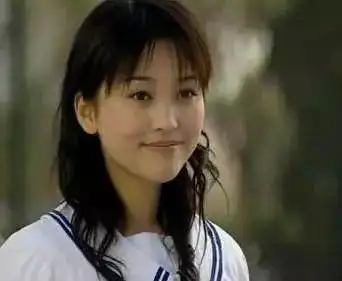 金莎晒抽烟照飙脏话整容后的蓝菲琳还真变了不少
