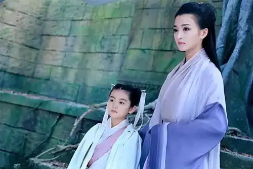 欧阳锋和黄蓉有一个女儿,和他大嫂有一个儿子,小龙女是他亲女儿

