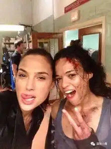 深秋小屋影视神奇女侠盖尔加朵变身邻家媚间谍百合撩妹法大战黑帮老大