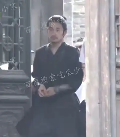 组图易烊千玺满江红路透着古装黑衣满脸胡渣变身糙汉