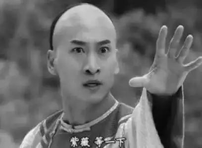 女歌手被粉丝推进大海,越飘越远不许笑,这真是个悲伤的故事