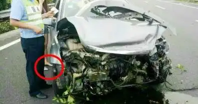 穿拖鞋开车,你以为是头文字d吗