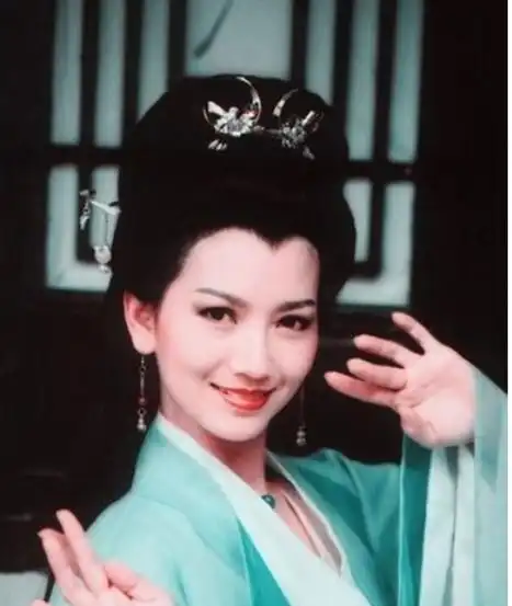 原形毕露一把年纪还在装嫩的6大明星,最后这位80岁的就放弃吧