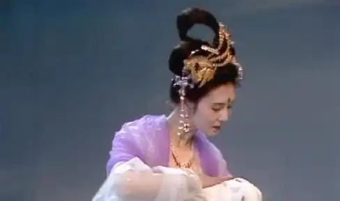 她被誉为最美嫦娥,身家上亿,爱建希望小学,62岁仍气质不俗