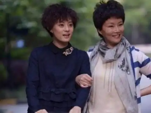 我三十二岁结婚,婚礼当天听到婆婆的话,我上台发言婆婆全身发抖
