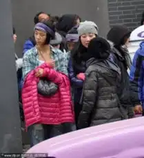 汤唯补拍危险戏找男替身替驾片场做鬼脸
