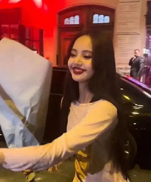 网友好奇lisa疯马秀舞台服装,表演后与三公子聚餐成韩网热门话题