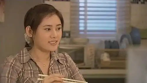 回家的诱惑凌潇肃跟秋瓷炫和李彩桦坐一起吃饭,饭吃了又吐感觉如何
