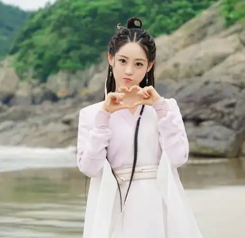 祝绪丹不能缺美瞳,鞠婧祎不能缺长裙,陈钰琪就更厉害了
