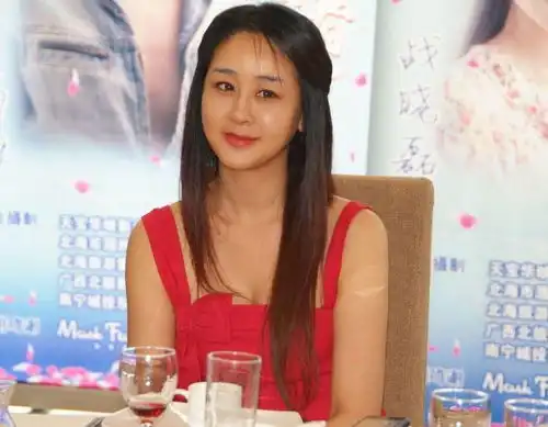 他是有名小鲜肉,却娶了色即是空女主演,一个45岁一个90