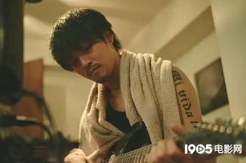 奇迹首曝剧照松坂桃李染绿发秀纹身玩吉他
