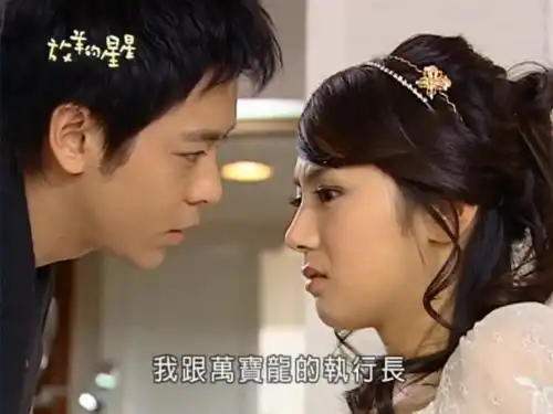 放羊的星星天骐让阿星做造型,开门的瞬间惊艳了,还亲自帮她带耳环