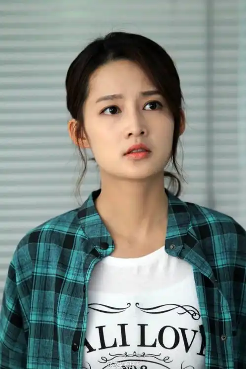 李沁越来越会穿呆板脸型如何营造高级感
