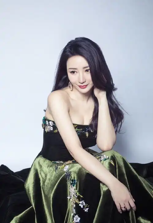 柳岩这身材真是好到没朋友,a4腰天鹅颈要哪有哪
